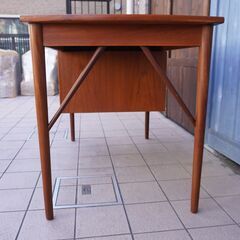 デンマークから入荷したチーク材を使用した鍵付き片袖デスク♪北欧らしいシンプルなフォルムが魅力的なヴィンテージ北欧家具です。省スペースのコンパクトサイズなので学習机やリビング、在宅ワークにも☆DB202