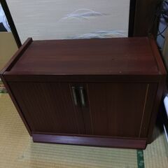 小型収納棚　扉付き　お譲りします。