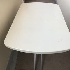 白い頑丈なテーブル