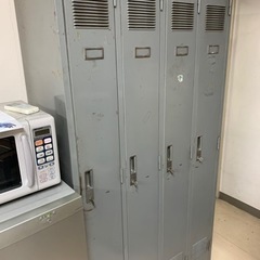 中古　4人用スチールロッカー　カギ付き