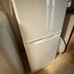 ふつうの冷蔵庫　1〜2人用サイズくらいかな