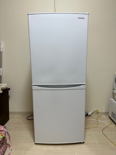 【受け渡し予定済】アイリスオーヤマ 冷蔵庫 一人暮らし 142L 幅50cm 冷凍室3段 53L 最高水準の冷凍機能 2ドア 静音設計 右開き 単身 ホワイト IRSD-14A-W
