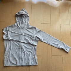 【中古】UNIQLO薄手パーカーM 美品