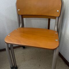 美品小型学校椅子２脚・屋内でディスプレイに使用してました。