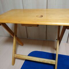 折り畳み可能なテーブルと椅子のセット