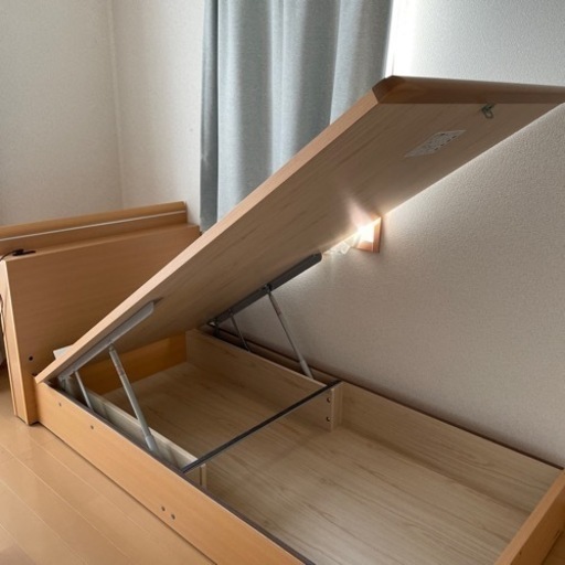 収納可能な跳ね上げ式シングルベッド　TOKYO BED