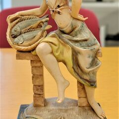 【中古品】イタリア製大理石台座のフィッシャーガール(魚を持つ少女...