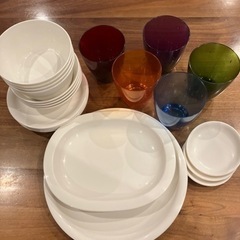 プラスチック製のコップと食器