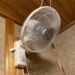 家を片付けてます。壁掛扇風機