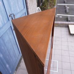 デンマーク製のチーク材を使用したコーナーキャビネットです。シンプルでスッキリとした北欧家具らしい収納棚。ハイタイプなので収納力もあり店舗などの飾り棚にもおススメのヴィンテージ本棚です。DB204