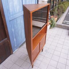 デンマーク製のチーク材を使用したコーナーキャビネットです。シンプルでスッキリとした北欧家具らしい収納棚。ハイタイプなので収納力もあり店舗などの飾り棚にもおススメのヴィンテージ本棚です。DB204