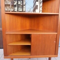 デンマーク製のチーク材を使用したコーナーキャビネットです。シンプルでスッキリとした北欧家具らしい収納棚。ハイタイプなので収納力もあり店舗などの飾り棚にもおススメのヴィンテージ本棚です。DB204