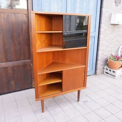 デンマーク製のチーク材を使用したコーナーキャビネットです。シンプルでスッキリとした北欧家具らしい収納棚。ハイタイプなので収納力もあり店舗などの飾り棚にもおススメのヴィンテージ本棚です。DB204