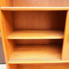 デンマークより入荷した、チーク材を使用したブックシェルフです。シンプルでスッキリとした北欧家具らしいリビングボード。ご家庭の本棚としてはもちろん、店舗などの飾り棚にもおススメです。DB207