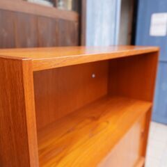 デンマークより入荷した、チーク材を使用したブックシェルフです。シンプルでスッキリとした北欧家具らしいリビングボード。ご家庭の本棚としてはもちろん、店舗などの飾り棚にもおススメです。DB207