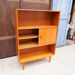 デンマークより入荷した、チーク材を使用したブックシェルフです。シンプルでスッキリとした北欧家具らしいリビングボード。ご家庭の本棚としてはもちろん、店舗などの飾り棚にもおススメです。DB207