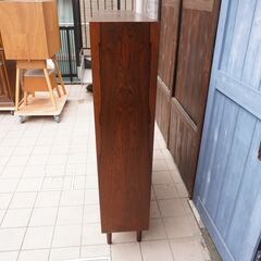 デンマークより買い付けた、OMANN JUN(オマーン ユン) 社の希少なローズウッド材を使用したMODEL 6 ブックシェルフ。シンプルでスッキリとした北欧家具らしいブックケース。店舗にもおススメ。DB208