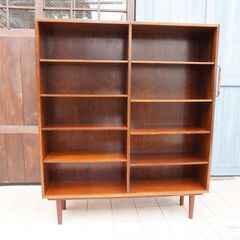 デンマークより買い付けた、OMANN JUN(オマーン ユン) 社の希少なローズウッド材を使用したMODEL 6 ブックシェルフ。シンプルでスッキリとした北欧家具らしいブックケース。店舗にもおススメ。DB208