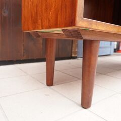 デンマークより買い付けた、OMANN JUN(オマーン ユン) 社の希少なローズウッド材を使用したMODEL 6 ブックシェルフ。シンプルでスッキリとした北欧家具らしいブックケース。店舗にもおススメ。DB208