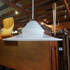 北欧デンマークのHolmegaard(ホルムガード)社のOpus(オーパス) ガラスペンダントライトです。オパールホワイトと呼ばれる乳白色のガラスとオブジェのような美しいフォルムが魅力の天井照明♪DB213