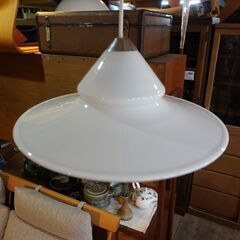 北欧デンマークのHolmegaard(ホルムガード)社のOpus(オーパス) ガラスペンダントライトです。オパールホワイトと呼ばれる乳白色のガラスとオブジェのような美しいフォルムが魅力の天井照明♪DB213