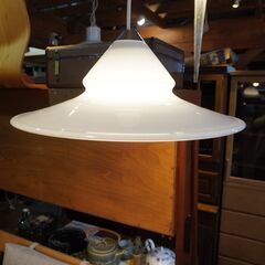 北欧デンマークのHolmegaard(ホルムガード)社のOpus(オーパス) ガラスペンダントライトです。オパールホワイトと呼ばれる乳白色のガラスとオブジェのような美しいフォルムが魅力の天井照明♪DB213