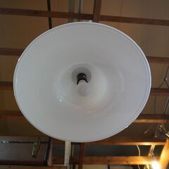 北欧デンマークのHolmegaard(ホルムガード)社のOpus(オーパス) ガラスペンダントライトです。オパールホワイトと呼ばれる乳白色のガラスとオブジェのような美しいフォルムが魅力の天井照明♪DB213