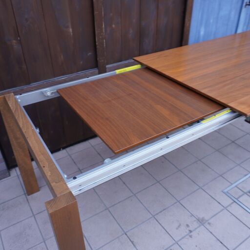 イタリアのCalligaris(カリガリス)社のブランドconnubia(コヌビア)のBARON(バロン) 伸長式ダイニングテーブル/ウォールナット材です。モダンなエクステンションテーブルです！DB223