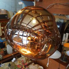 イギリスのインテリアブランドTom Dixon(トムディクソン)のMELT(メルト)ペンダントライト50/ゴールドです。膨らんでいく吹きガラスのような光のオブジェ。モダンでラグジュアリーな天井照明♪DB227