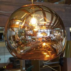 イギリスのインテリアブランドTom Dixon(トムディクソン)のMELT(メルト)ペンダントライト50/ゴールドです。膨らんでいく吹きガラスのような光のオブジェ。モダンでラグジュアリーな天井照明♪DB227