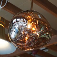 イギリスのインテリアブランドTom Dixon(トムディクソン)のMELT(メルト)ペンダントライト30/ゴールドです。膨らんでいく吹きガラスのような光のオブジェ。モダンでラグジュアリーな天井照明♪DB228