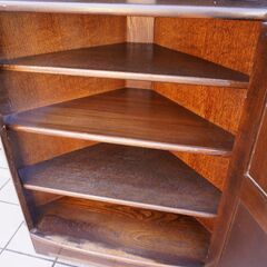 英国 Ercol(アーコール)社のエルム材を使用したオールドコロニアル コーナーキャビネットです。クラシックで上品なデザインの飾り棚。お部屋を優しい雰囲気にしてくれる英国アンティーク家具です♪DB234