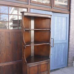 英国 Ercol(アーコール)社のエルム材を使用したオールドコロニアル コーナーキャビネットです。クラシックで上品なデザインの飾り棚。お部屋を優しい雰囲気にしてくれる英国アンティーク家具です♪DB234
