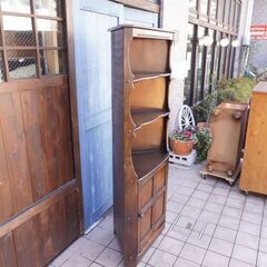 英国 Ercol(アーコール)社のエルム材を使用したオールドコロニアル コーナーキャビネットです。クラシックで上品なデザインの飾り棚。お部屋を優しい雰囲気にしてくれる英国アンティーク家具です♪DB234