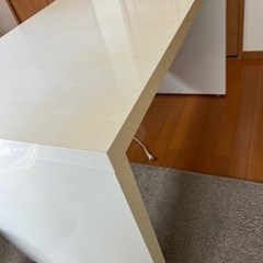 ニトリの電源付き白いテーブル
