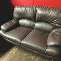 ゆったりとした黒いソファー（合皮で掃除もしやすい）