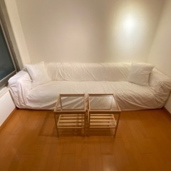 IKEAの大きなソファ(横幅255cm)とIKEAのガラステーブル２個