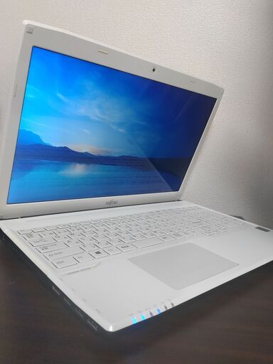 綺麗白富士通　4世代CPU搭載 　高速SSD240G　メモリ4G　大画面15.6インチ　カメラ内蔵