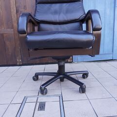 FUJI FURNITURE(冨士ファニチア)の本革 オフィスチェアです。高さ調整