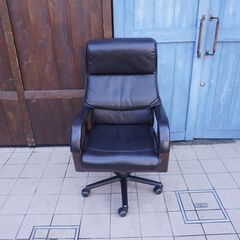 FUJI FURNITURE(冨士ファニチア)の本革 オフィスチェアです。高さ調整 