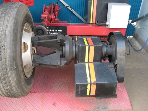トラックタイヤの交換作業に力強さ発揮 東洋精器工業「PIT G