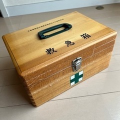【交渉中】レトロすぎる救急箱