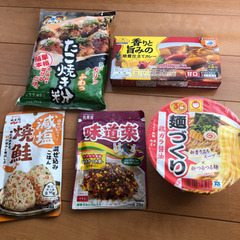 食料品　カレー、ふりかけ、たこ焼き粉、カップ麺