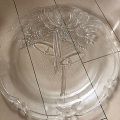 大きなガラスの皿