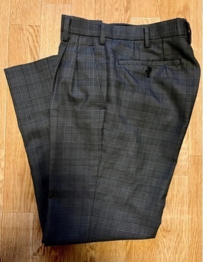 県立 愛川高校 男子制服Ｍサイズの ブレザーとズボン、ネクタイ3本です。