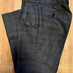 県立 愛川高校 男子制服Ｍサイズの ブレザーとズボン、ネクタイ3本です。