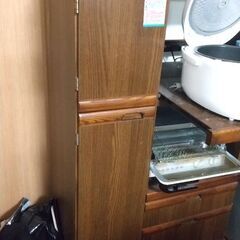 キッチン収納　前に引き出せる棚2つ、仕切りが変更できる縦長の前開...