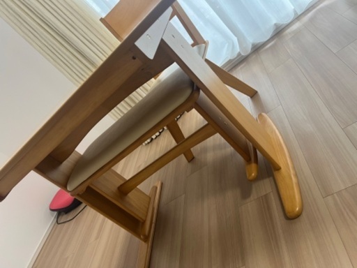 伸長式ダイニングテーブルと椅子