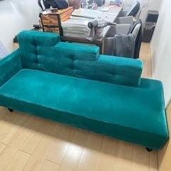 青いソファー(引き取りて見つかりました)