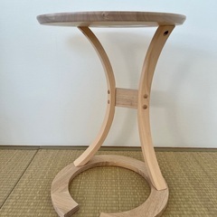 木製のコの字テーブル